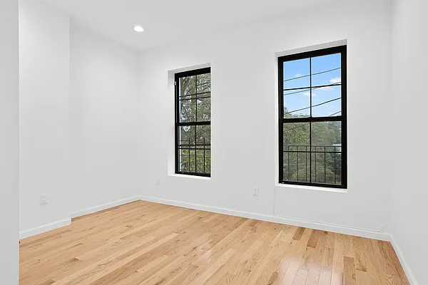 Rented by Safdie Realty Group | media 20