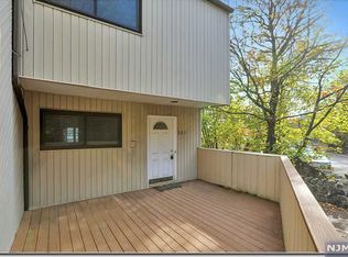 1112 River Rd #301, Edgewater, NJ 07020