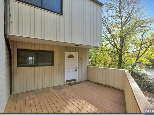 1112 River Rd #301, Edgewater, NJ 07020