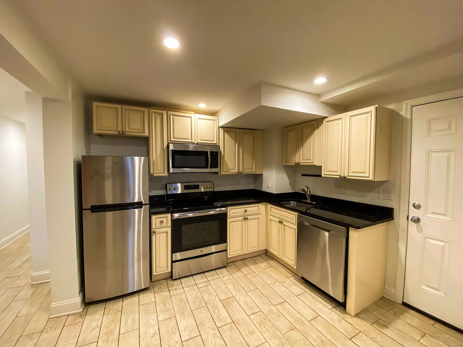 2 bed, 1100 sqft, $2,700 — Photo 3
