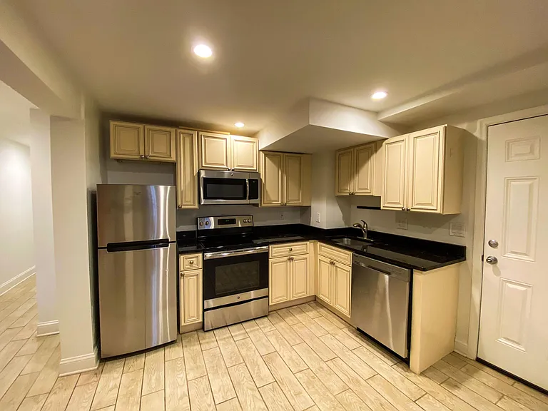510 6th St NE #B — Photo 3