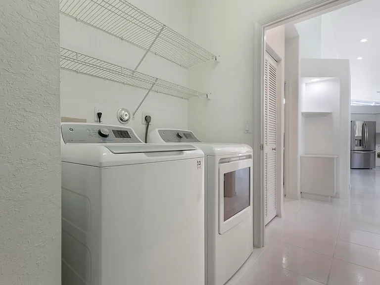 5279 Brookview Dr — Photo 30