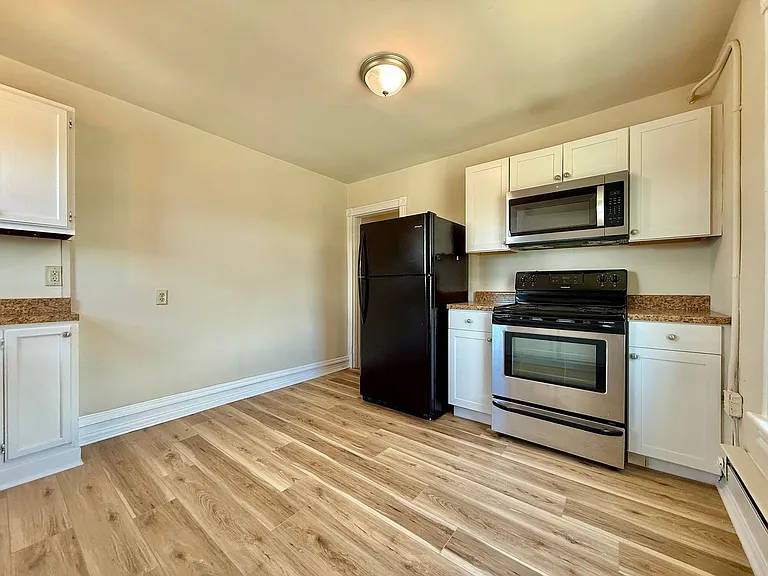 451 W 2nd St — Photo 7