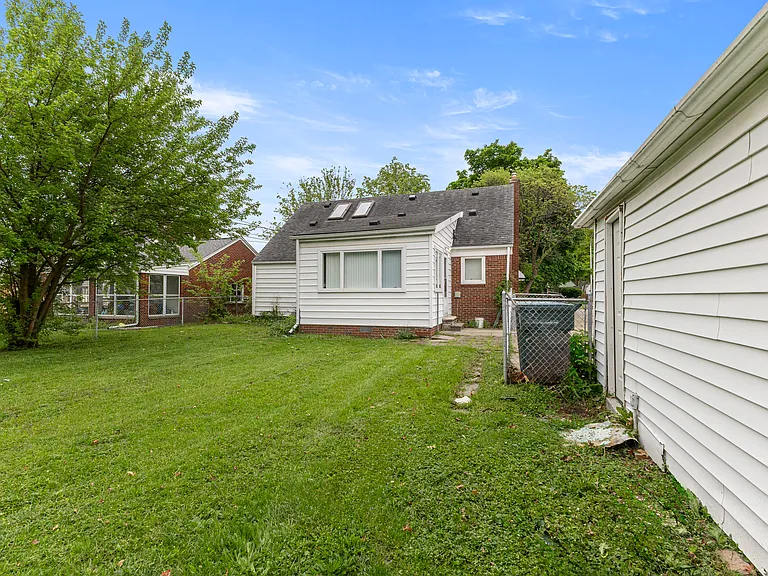 21311 Outer Dr — Photo 36
