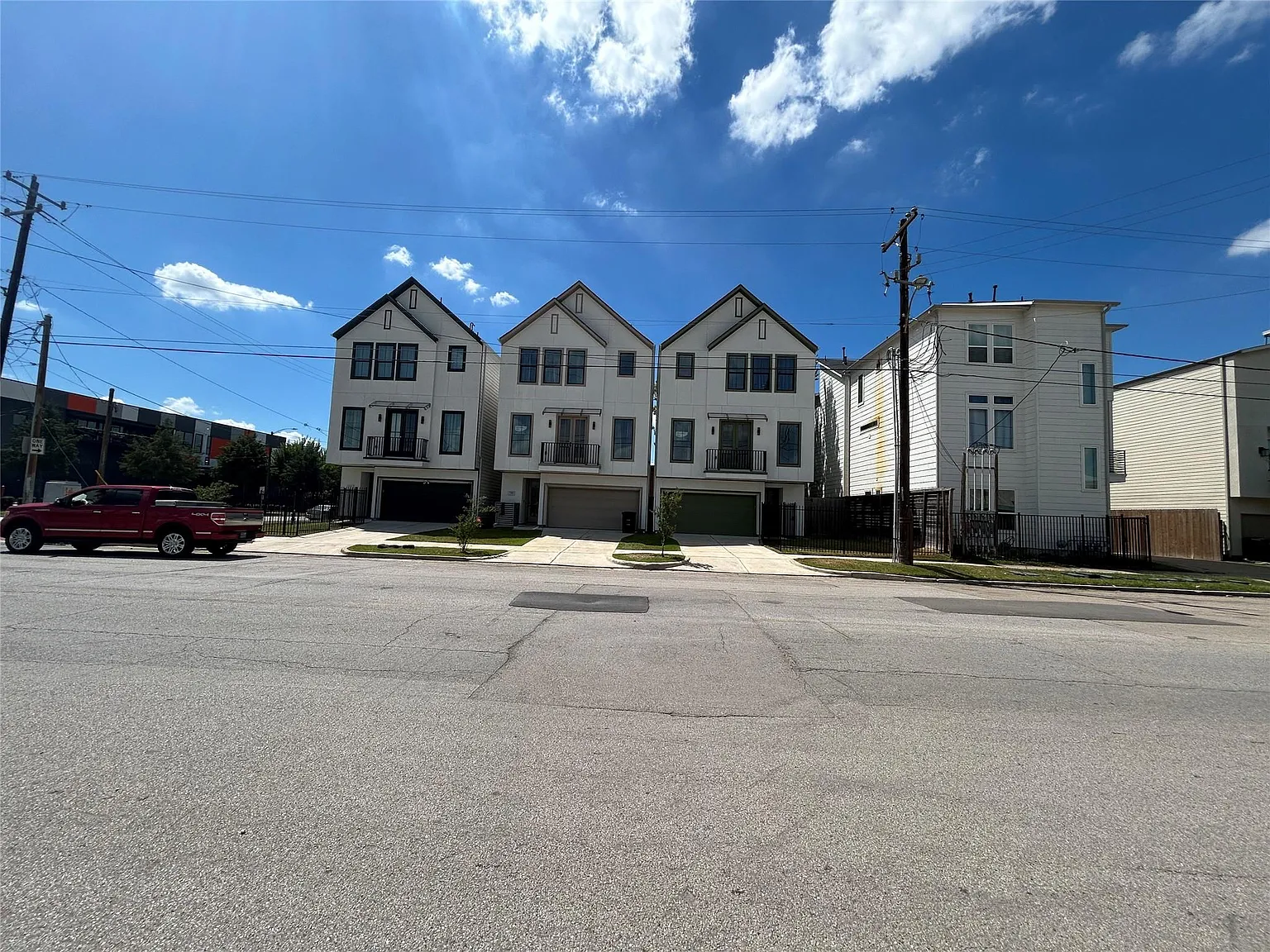 3 bed, 3.5 bath, 2289 sqft, $3,000 — Photo 3