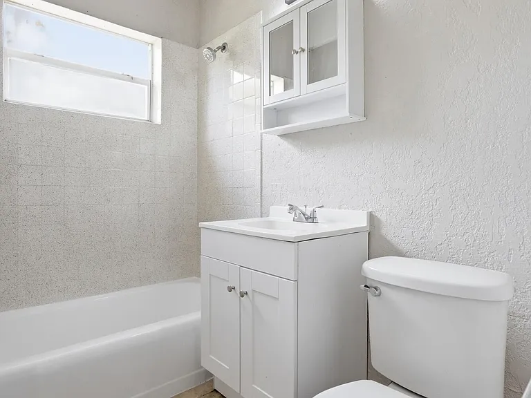 812 19th St #4 — Photo 7