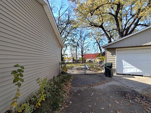 2nd image of 1903 Carriage Hill Dr
