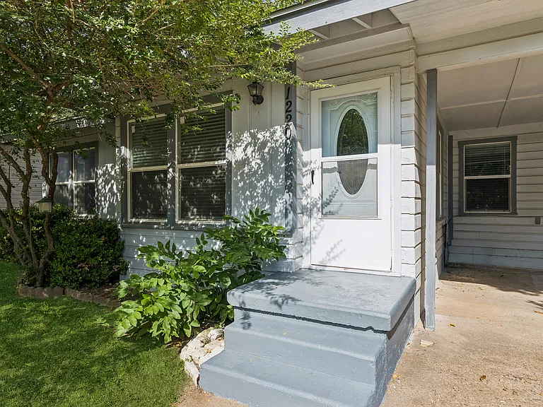1220 S Lamar St — Photo 2