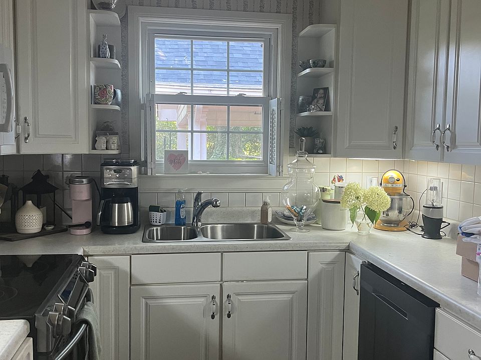 2nd image of 1630 Walker St