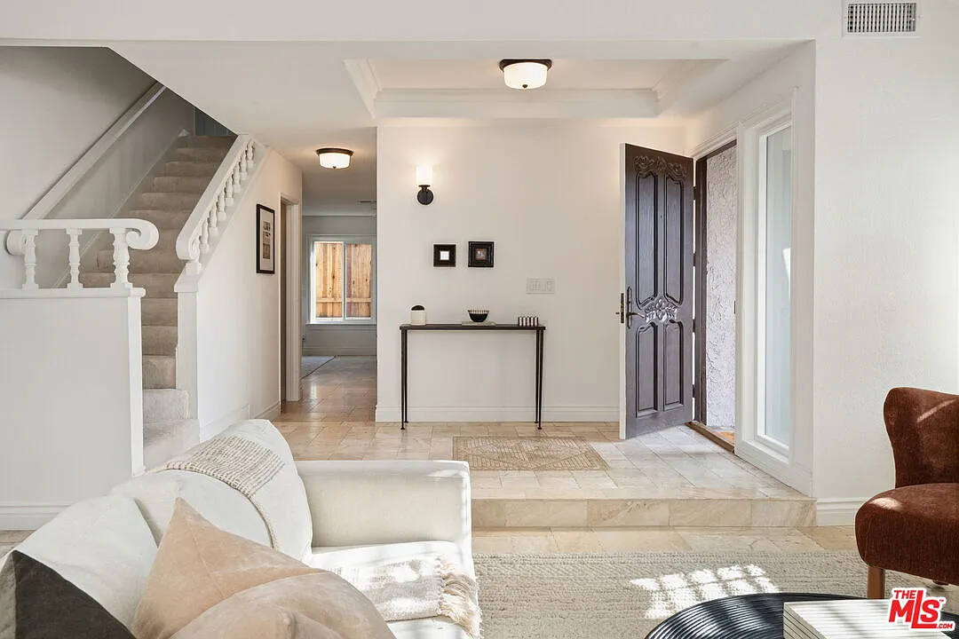 3 bed, 3.0 bath, 1977 sqft, $5,700 — Photo 3