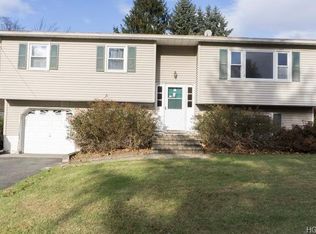 204 Summit Dr, New Windsor, NY