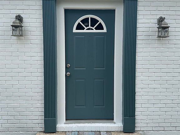 2nd image of 6827 Stonehenge Cir