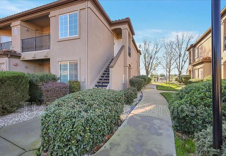 4200 E Commerce Way #1012 — Photo 2