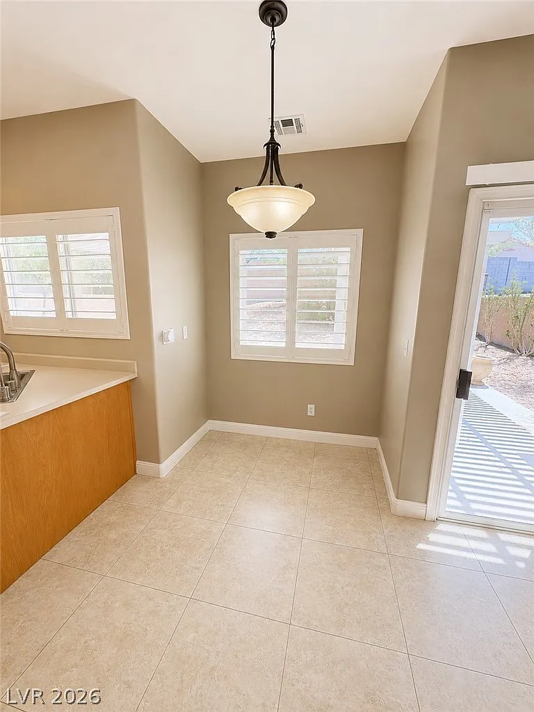 3 bed, 2.5 bath, 2024 sqft, $2,222 — Photo 4