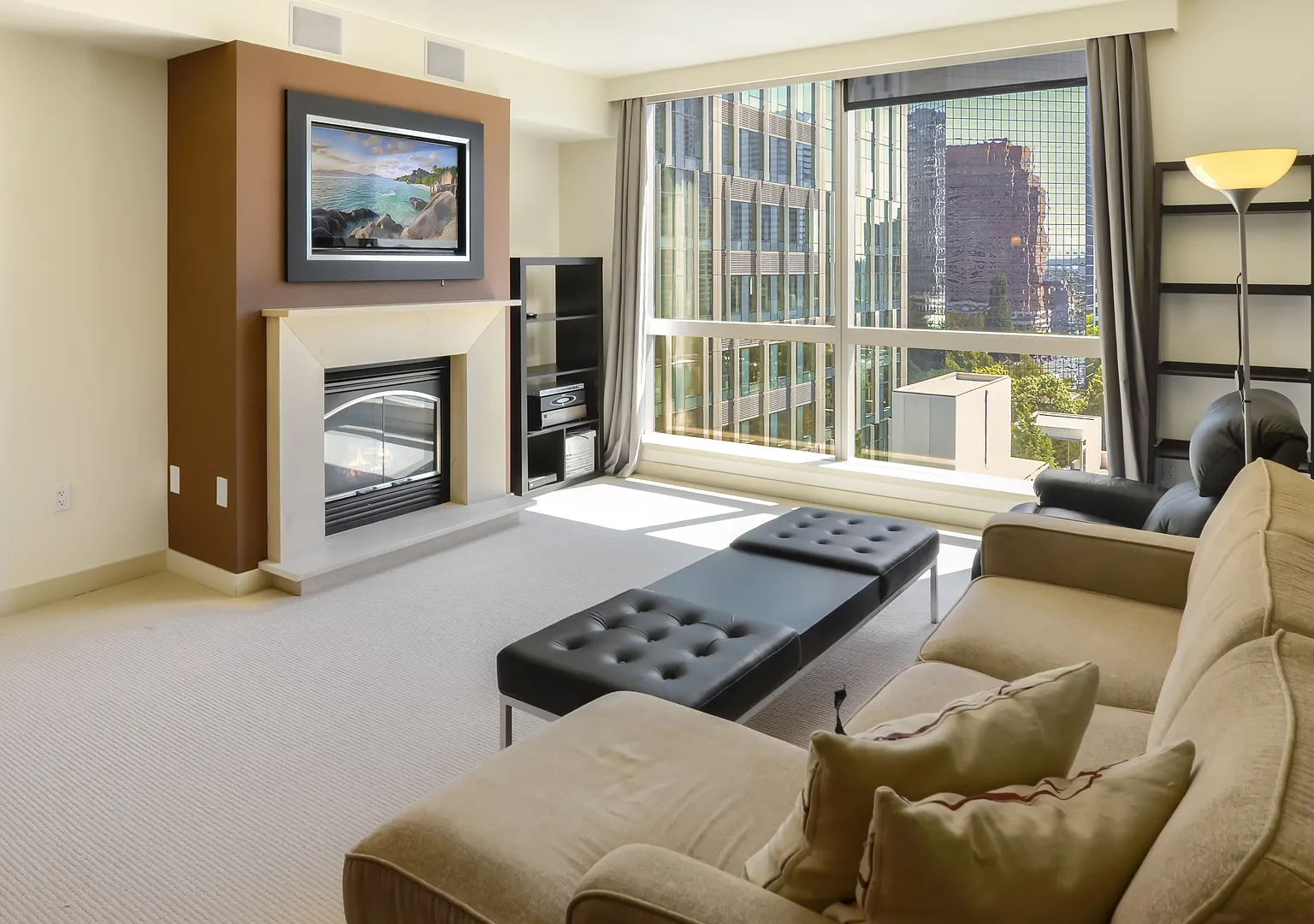Luxury unit in Washington Square. Water/garbage/parking included in rent/Plus mini storage. Centr... — Photo 2