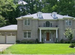 90 Harrow Ln, Manhasset, NY 11030