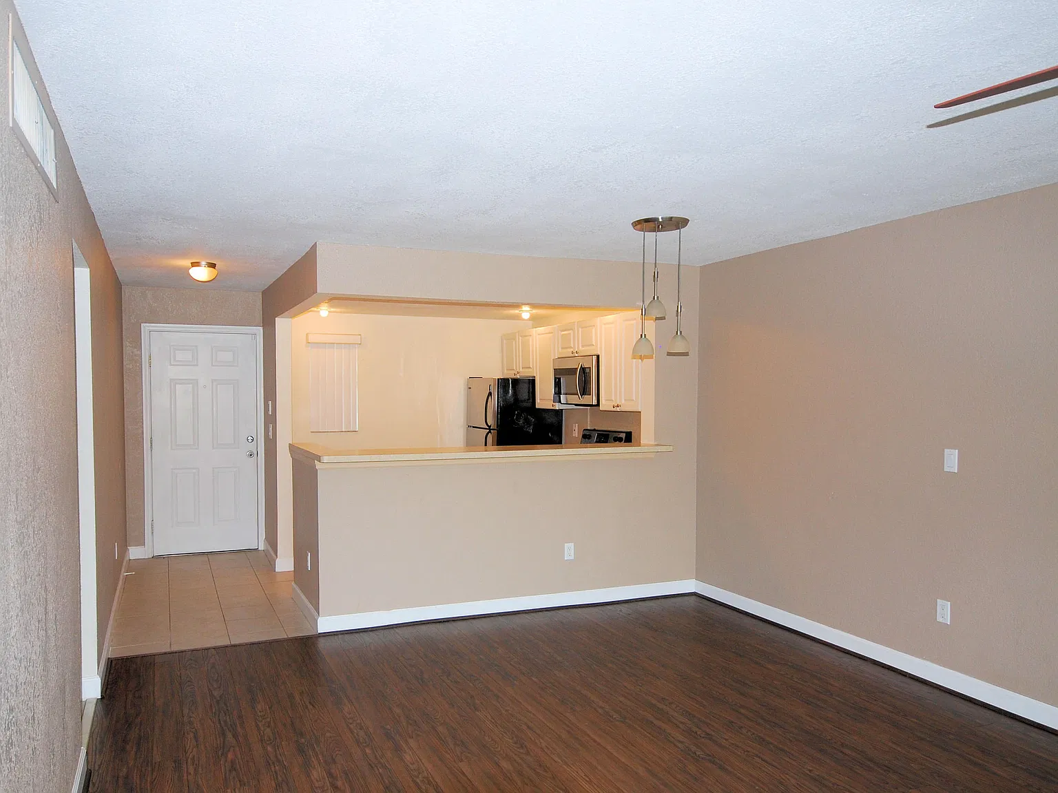 2 bed, 1.5 bath, 840 sqft, $1,950 — Photo 2
