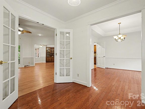 2nd image of 1439 Woodhurst Dr