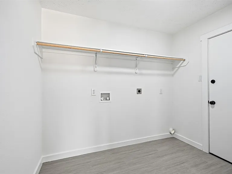 25402 Thistlewaite Ln — Photo 32