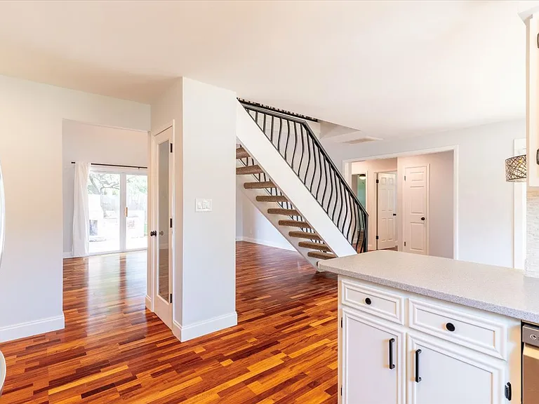 817 N Lakeside Dr — Photo 16