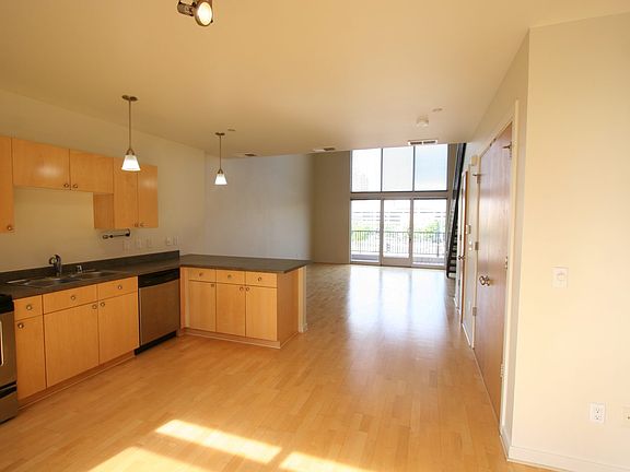 4th image of 324 Broadway Blvd NE