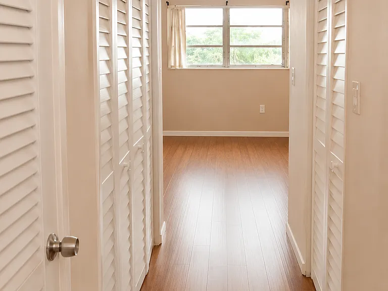 Hall yendo desde living a habitacion