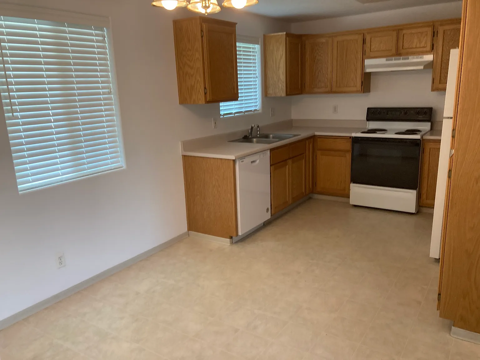 Laura Ln, White City — Photo 3