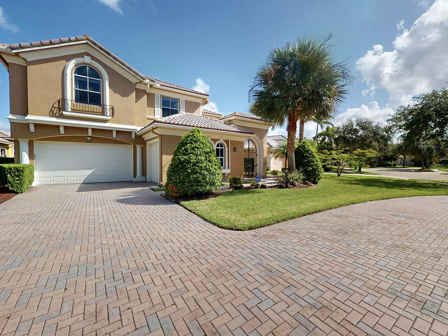 5 bed, 4.0 bath, 3613 sqft, $9,300 — Photo 2