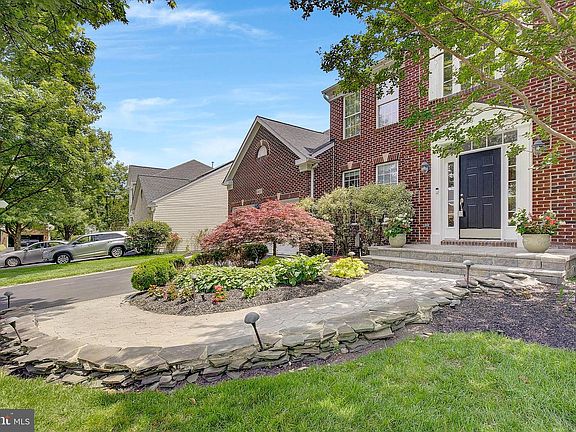 4th image of 2407 Lawndale Ct