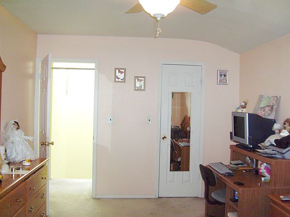 4th image of 82 Sandywood Ln