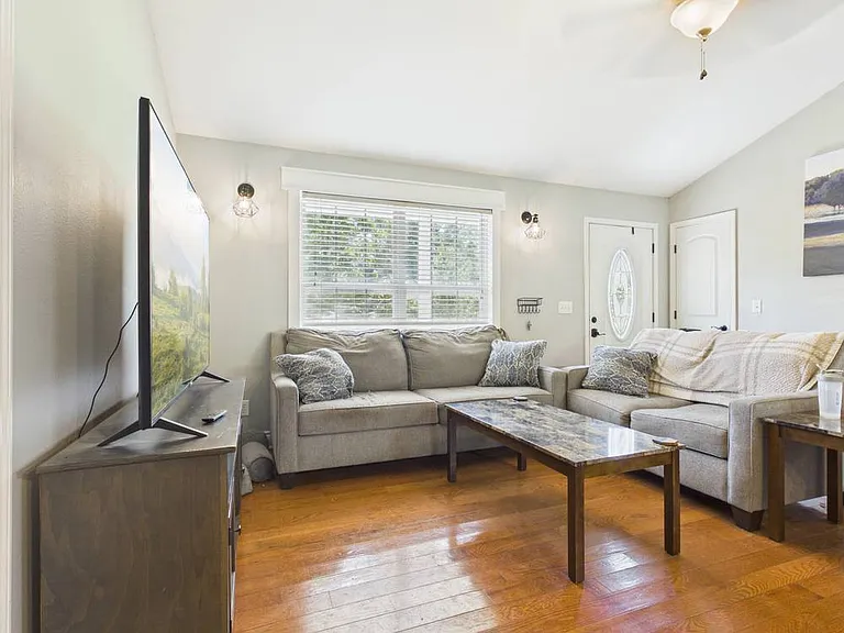 604 S Main St — Photo 4
