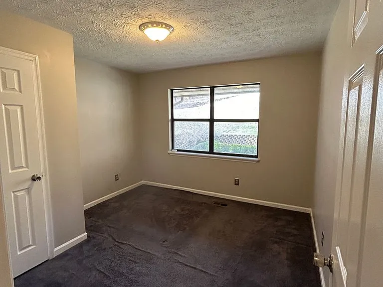 901 Locke Dr — Photo 15