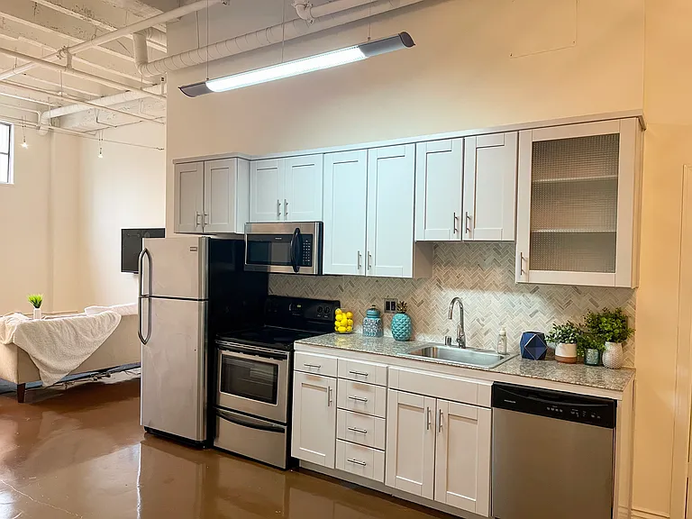 312 W 5th St #201 — Photo 9