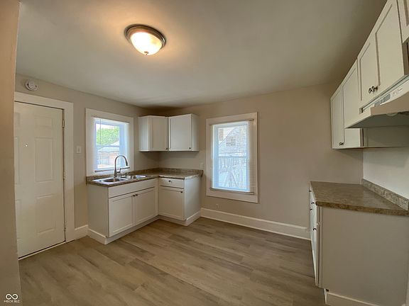 4th image of 1724 N Tacoma Ave