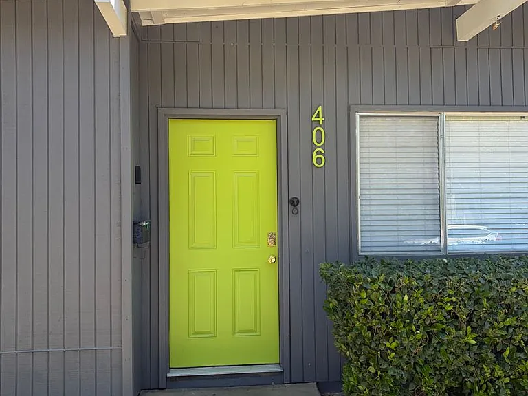 406 Scripps Dr — Photo 2