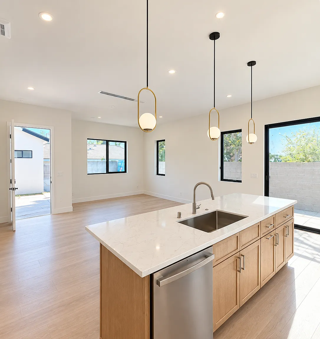 5 bed, 2500 sqft, $6,500 — Photo 2