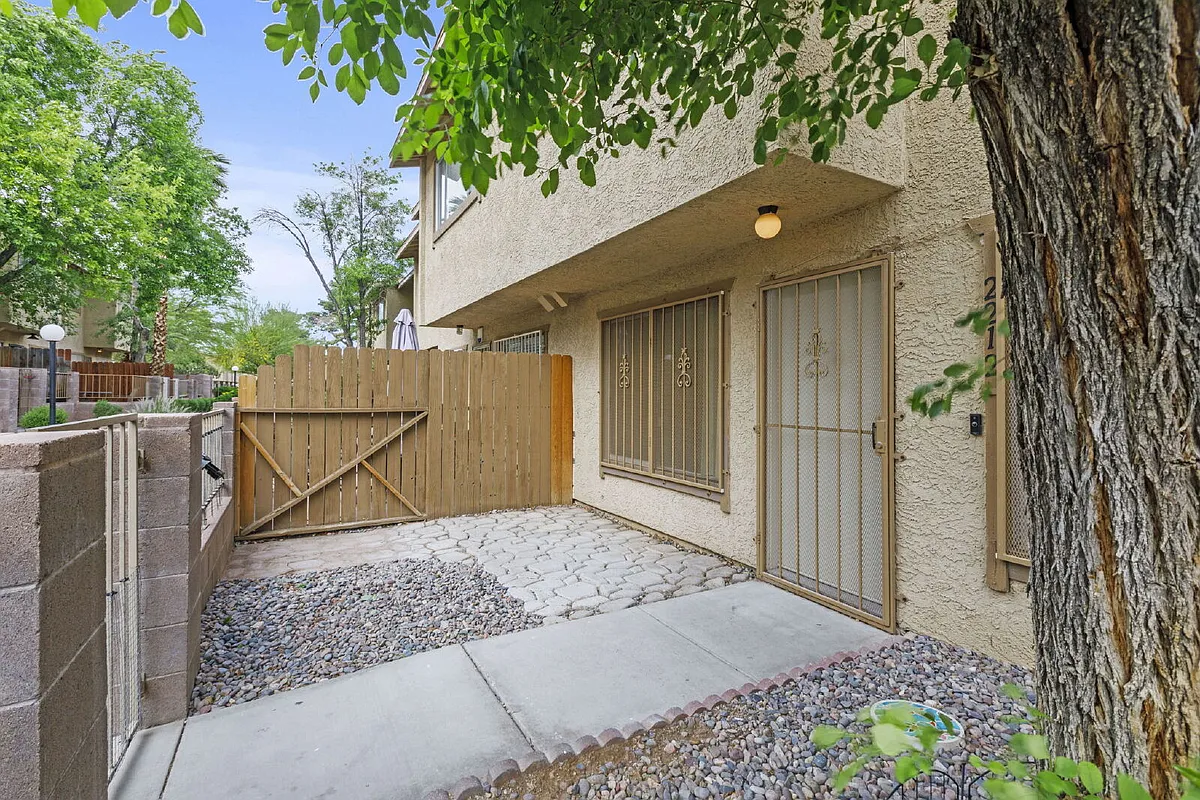 Building Photo - 2212 Silver Pine Dr