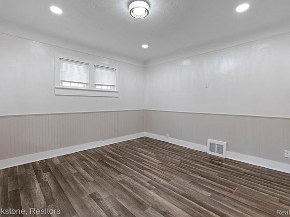 3rd image of 4760 Curtis St
