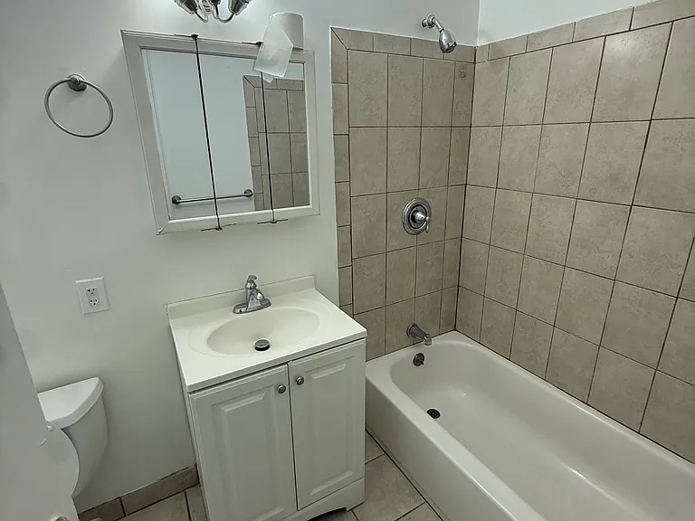 E Curtis St — Photo 12
