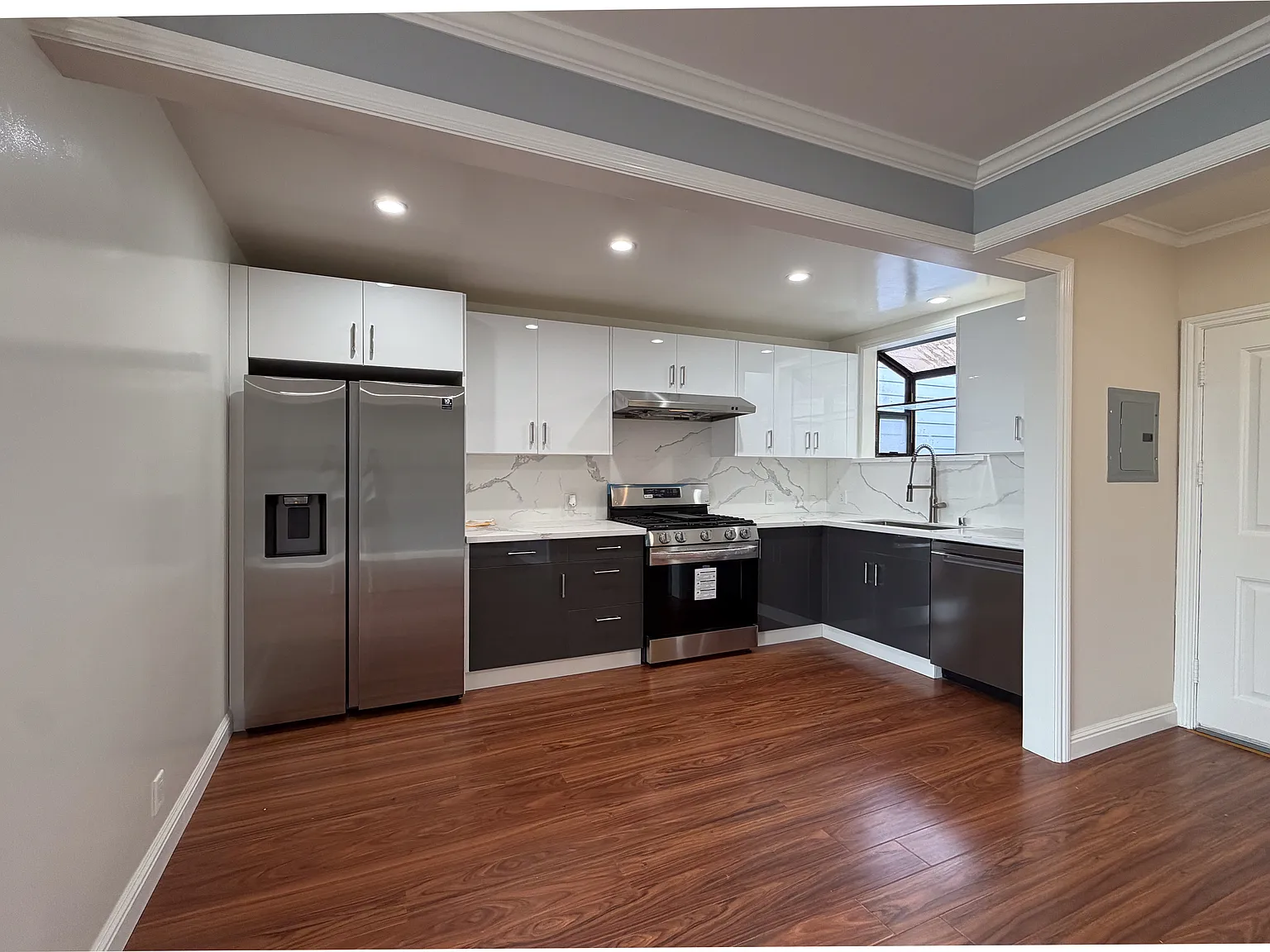 4 bed, 1843 sqft, $5,750 — Photo 2
