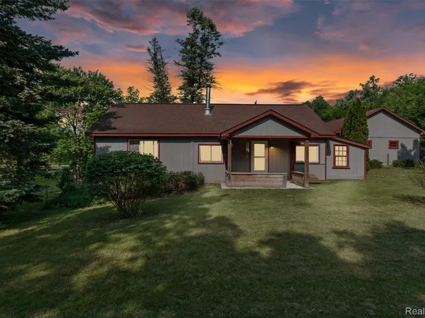 2431 Porter Rd, White Lake, MI 48383