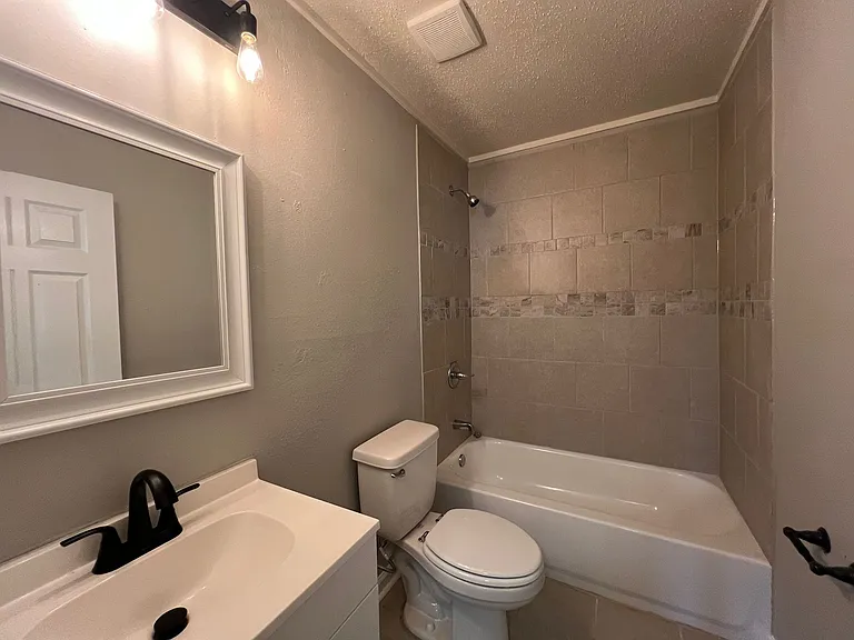 3042 Waynoka Ave — Photo 2