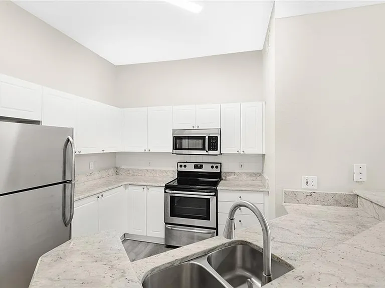 5160 Northridge Rd #301 — Photo 6
