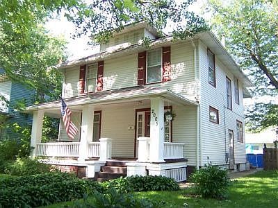 2nd image of 2005 Douglas St