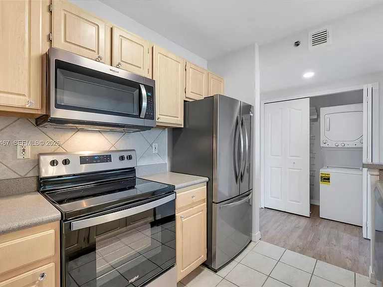 2665 SW 37th Ave #301 — Photo 8