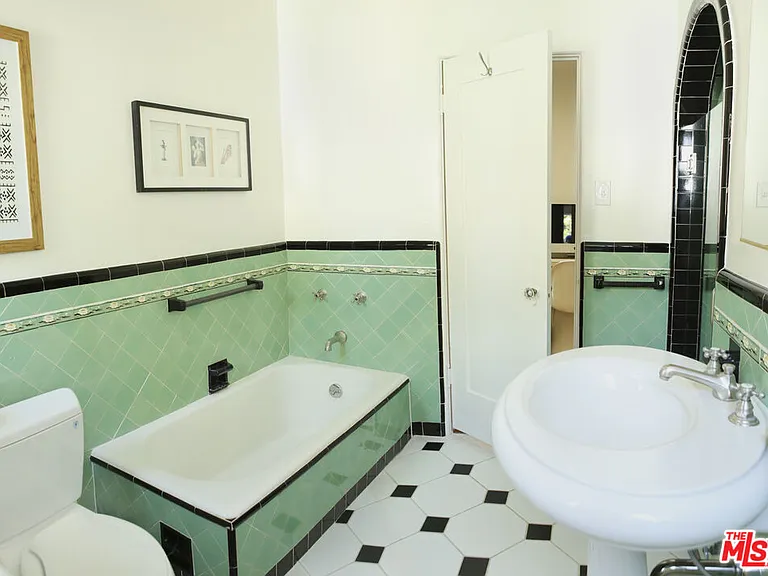 146 N La Peer Dr — Photo 45