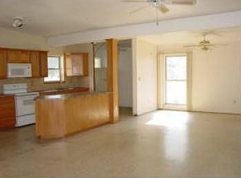 2nd image of 1000 Bianca Dr NE