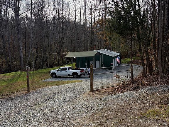 2nd image of 825 Maple Creek Rd