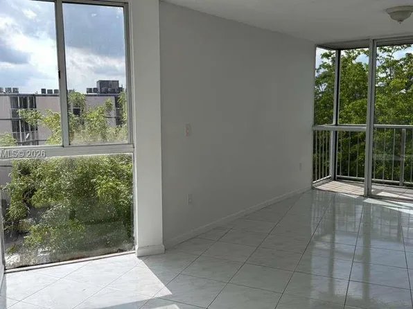 6995 NW 186th St, Hialeah, FL