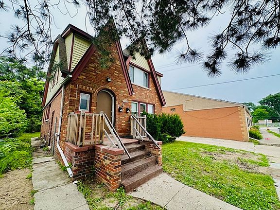 2nd image of 15895 Cloverlawn St #15895